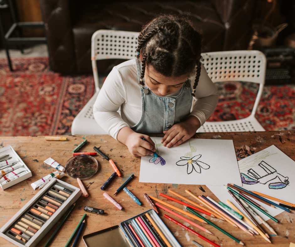 Child drawing with color pens